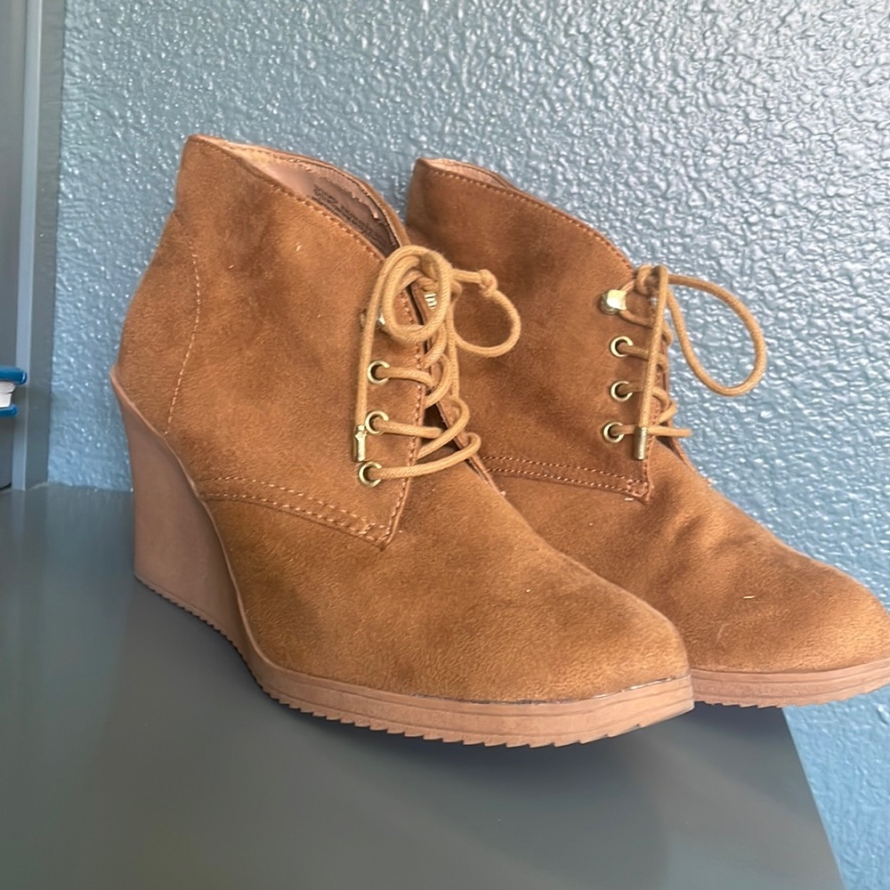 Merona womens size 9.5 camel lace up wedge booties